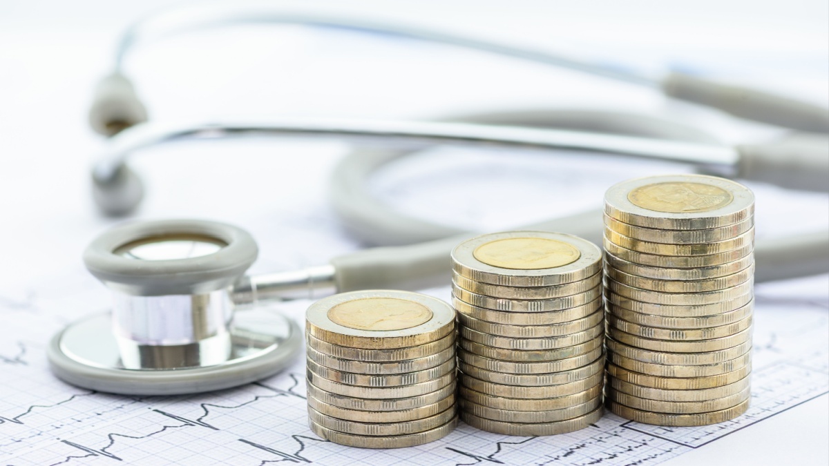 Monete con stetoscopio ed esame medico